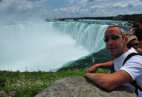 Visitando as famosas Niagara Falls, na fronteira do Canadá e Estados Unidos
